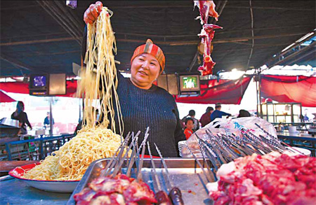 A Uygur woman prepares noodles at a bazaar in Xayar county town.[China Daily]