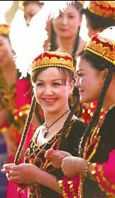 Luobu dancers wait for their turns to perform for visitors at a village in Kuqa county.[China Daily] 