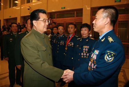 Chinese President Hu Jintao (L front) meets with heroes of the Chinese Air Force on the occasion of the 60th anniversary of the founding of China Air Force in Beijing, China, Nov. 8, 2009. [Li Gang/Xinhua] 