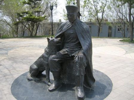 The bronze in the yard of Jiawu Sea Warfare Museum 