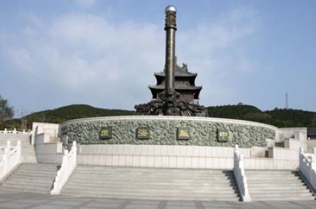 Located at the foot of Naigu Hill, Huancui Tower Park takes a space of over 300mu. Built in 1489 and innovated in 1931, the park was burned down by the Japanese army.