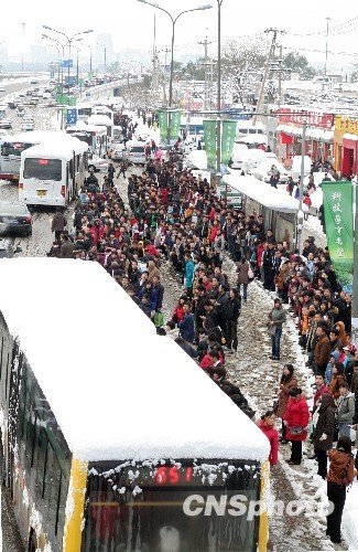 Snow hit many parts of north China Wednesday, causing deadly traffic accidents and highway closures and leaving tens of thousands of passengers stranded at major airports.