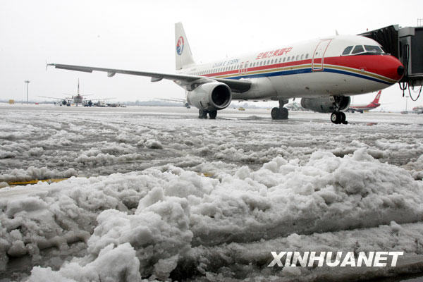 Snow hit many parts of north China Wednesday, causing deadly traffic accidents and highway closures and leaving tens of thousands of passengers stranded at major airports.