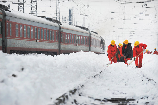 Snow hit many parts of north China Wednesday, causing deadly traffic accidents and highway closures and leaving tens of thousands of passengers stranded at major airports.