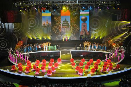 The Cangzhou part of the 12th China Wuqiao International Circus Festival opens in Cangzhou City, north China's Hebei Province, Nov. 11, 2009. [Wang Min/Xinhua]