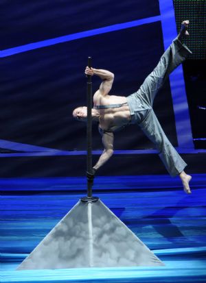 A Canadian acrobat performs at the 12th China Wuqiao International Circus Festival in Cangzhou City, north China's Hebei Province, Nov. 11, 2009. [Wang Min/Xinhua]