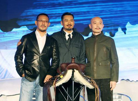 From left to right, director Jiang Wen, cast members Chow Yun-fat and Ge You pose for a photo at a press conference for the movie &apos;Let the Bullets Fly in Beijing on Tuesday, November 10, 2009. [sina.com]