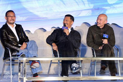 From left to right, director Jiang Wen, cast members Chow Yun-fat and Ge You talk at a press conference for the movie &apos;Let the Bullets Fly &apos; in Beijing on Tuesday, November 10, 2009. [sina.com]