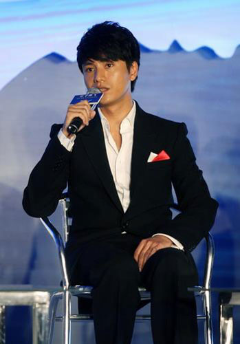 Cast member Chen Kun speaks at a press conference for the movie &apos;Let the Bullets Fly&apos; in Beijing on Tuesday, November 10, 2009. [sina.com]