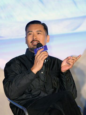 Cast member Chow Yun-fat speaks at a press conference for the movie &apos;Let the Bullets Fly&apos; in Beijing on Tuesday, November 10, 2009. [sina.com]