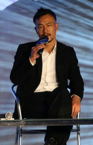 Cast member Liao Fan speaks at a press conference for the movie &apos;Let the Bullets Fly&apos; in Beijing on Tuesday, November 10, 2009. [sina.com]