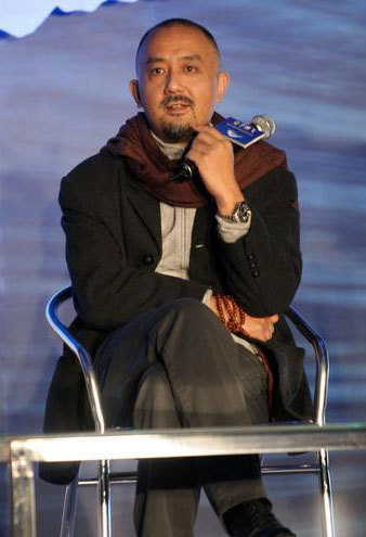 Cast member Yao Lu speaks at a press conference for the movie &apos;Let the Bullets Fly&apos; in Beijing on Tuesday, November 10, 2009. [sina.com]