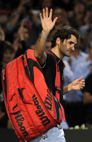 Roger Federer of Switzerland leaves the court after by defeated by Julien Benneteau of France in the Paris Masters tennis tournament November 11, 2009.[Xinhua/Reuters]