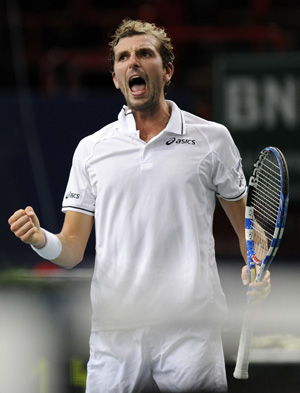 Julien Benneteau of France reacts during his match against Roger Federer of Switzerland in the Paris Masters tennis tournament November 11, 2009.[Xinhua/Reuters]