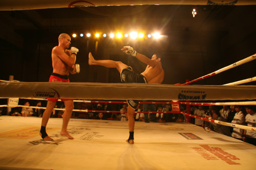 Vince Soberano (R) from the U.S. fights with Bryon Schnell from the U.S. during China&apos;s first professional Muay Thai event - Battlefield XI &apos;Supremacy&apos; at China World Hotel in Beijing on Wednesday evening, November 11, 2009. Vince Soberano, who has won eight world Muay Thai kickboxing titles, defeated Bryon Schnell in less than ten minutes in Wednesday&apos;s bout. [CRI]