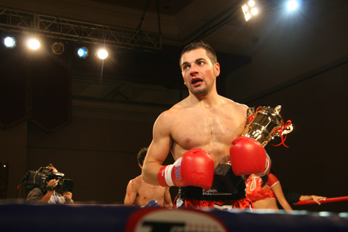 Alberto Bossum from Italy holds the trophy after defeating Guo Zhenyu from China during China&apos;s first professional Muay Thai event - Battlefield XI &apos;Supremacy&apos; at China World Hotel in Beijing on Wednesday evening, November 11, 2009. [CRI]