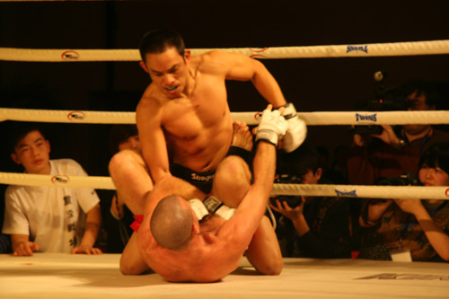 Vince Soberano (on his knees) from the U.S. knocks down his opponent Bryon Schnell from the U.S. during China&apos;s first professional Muay Thai event - Battlefield XI &apos;Supremacy&apos; at China World Hotel in Beijing on Wednesday evening, November 11, 2009. Vince Soberano who has won eight world Muay Thai kickboxing titles defeated Bryon Schnell in less than ten minutes in Wednesday&apos;s bout. [CRI]