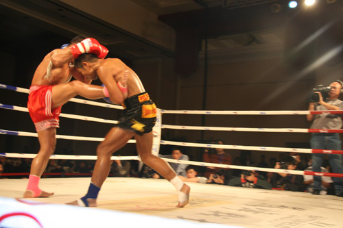 Pongsak (1st, L) from Thailand fights with Ray Biagtan from Philippines during Muay Thai event - Battlefield XI &apos;Supremacy&apos; at China World Hotel in Beijing on Wednesday evening, November 11, 2009. Pongsak defeated Ray Biagtan in Wednesday&apos;s bout. [CRI]