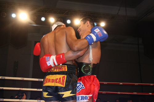 Pongsak from Thailand (R) holds his opponent Ray Biagtan from Philippines in his arms after a bout during Muay Thai event - Battlefield XI &apos;Supremacy&apos; at China World Hotel in Beijing on Wednesday evening, November 11, 2009. Pongsak defeated Ray Biagtan in Wednesday&apos;s bout. [CRI]