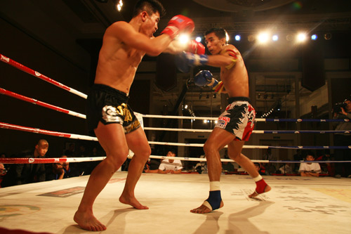 Wang Zhen (L) from China fights with Jerson Estoro from Philippines during Muay Thai event - Battlefield XI &apos;Supremacy&apos; at China World Hotel in Beijing on Wednesday evening, November 11, 2009. Jerson Estoro beat Wang Zhen in Wednesday&apos;s bout. [CRI]