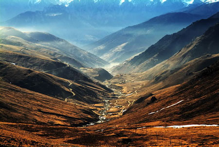 Photo shows a distant view of the Sichuan-Tibet Highway. (Photo Source: cnwest.com)