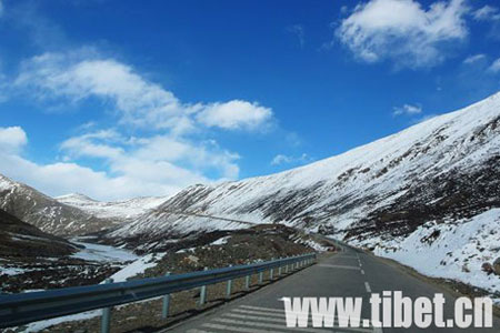 Photo shows a part of the Sichuan-Tibet Highway in southeastern Tibet's Nyingchi Prefecture. (Photo Source: tibet.cn) 