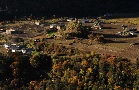 The fall scenery is seen in Yubeng Village of Deqing county in Deqen Tibetan Autonomous Prefecture, southwest China's Yunnan Provincee. (Xinhua/Lin Yiguang) 