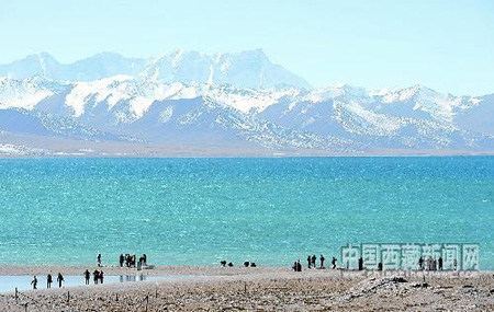 Photo shows travelers appreciate the picturesque view of northern Tibet's Namtso Lake, considered one of the three major holy lakes in the region. (Photo Source: chinatibetnews.com) Photo shows travelers appreciate the picturesque view of northern Tibet's Namtso Lake, considered one of the three major holy lakes in the region. (Photo Source: chinatibetnews.com)