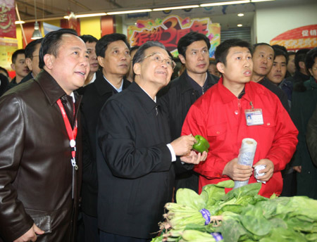 Chinese Premier Wen Jiabao (C, front) inspects the supplies of commodities at a supermarket in Shijiazhuang, capital of north China&apos;s Hebei Province, Nov. 12, 2009. [Gong Zhihong/Xinhua]