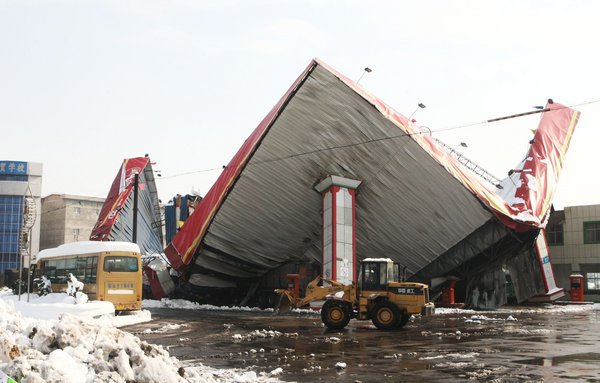 A gas station near Xiaoguo Village of Xingtai County, North China&apos;s Hebei Province collapses due to the heaviest snowfall in 55 years November 12. Snow in north China Wednesday caused deadly traffic accidents and highway closures, and left tens of thousands of passengers stranded at major airports.[CFP]