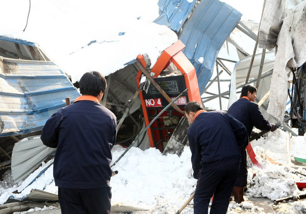 A gas station near Xiaoguo Village of Xingtai County, North China&apos;s Hebei Province collapses due to the heaviest snowfall in 55 years November 12. Snow in north China Wednesday caused deadly traffic accidents and highway closures, and left tens of thousands of passengers stranded at major airports.[CFP]