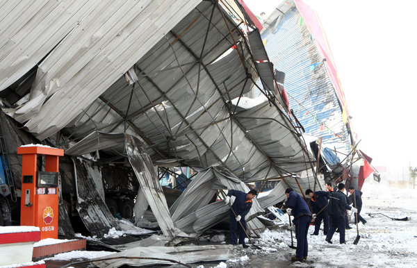 A gas station near Xiaoguo Village of Xingtai County, North China&apos;s Hebei Province collapses due to the heaviest snowfall in 55 years November 12. Snow in north China Wednesday caused deadly traffic accidents and highway closures, and left tens of thousands of passengers stranded at major airports.[CFP]