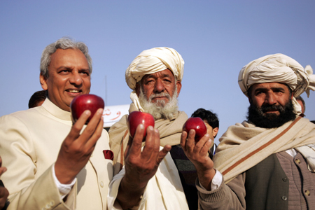 Indian Ambassador to Afghanistan Jayant Prasad (L) and two Afghan businessmen show apples during a ceremony held at Kabul International Airport, in Kabul, capital of Afghanistan, Nov. 12, 2009. Afghanistan began the first air shipment of apples to the Indian market under the brand of &apos;Silk Route Products&apos; on Thursday. Afghanistan exports apple, grape, melon, pomegranate and dry fruits to India and Arab world. [Zabi Tamanna/Xinhua]