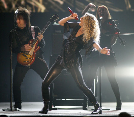 Singer Taylor Swift performs &apos;Forever and Always&apos; at the 43rd annual Country Music Association Awards in Nashville November 11, 2009. [Xinhua/Reuters]