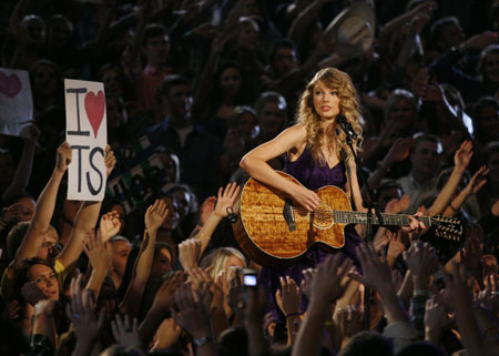 Singer Taylor Swift performs &apos;Fifteen&apos; at the 43rd annual Country Music Association Awards in Nashville November 11, 2009. [Xinhua/Reuters]