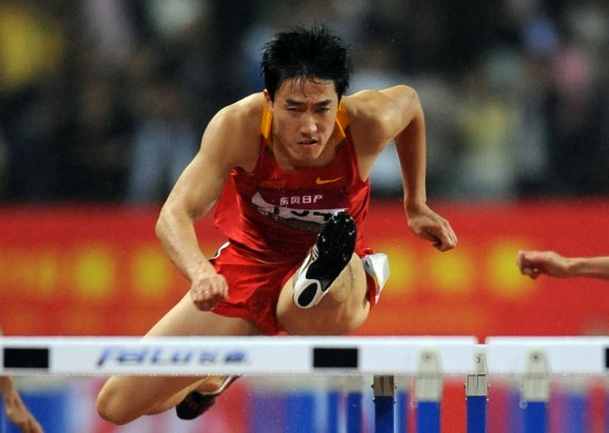 Chinese hurdler Liu Xiang competes during the men&apos;s 110m hurdles final at the 18th Asian athletics championships in Guangzhou on Thursday, November 12, 2009. Liu Xiang won the men&apos;s 110m hurdles comfortably with 13.50 seconds at the Asian Athletics Championships in Guangzhou, igniting the passion of home crowd. [Xinhua]