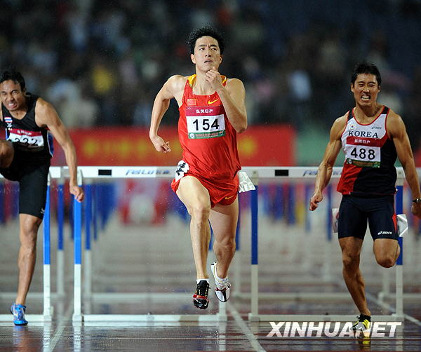 Chinese hurdler Liu Xiang competes during the men&apos;s 110m hurdles final at the 18th Asian athletics championships in Guangzhou on Thursday, November 12, 2009. Liu Xiang won the men&apos;s 110m hurdles comfortably with 13.50 seconds at the Asian Athletics Championships in Guangzhou, igniting the passion of home crowd. [Xinhua]