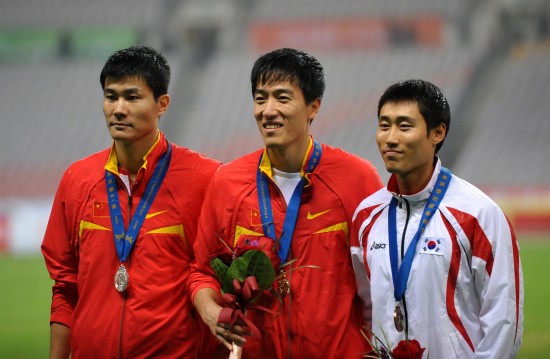  Chinese hurdler Liu Xiang (C) stands on the podium with his gold medal. Fellow Chinese hurdler Shi Dongpeng (L) and South Korean athlete Park Tae-Kyong ranked second and the third respectively at the 18th Asian athletics championships in Guangzhou on Thursday, November 12, 2009. [Xinhua]