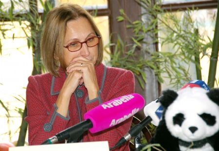 Dagmar Schratter, director of the Schoenbrunn Zoo, attends the farewell ceremony of giant panda &apos;Fu Long&apos; in Vienna, capital of Austria, on Nov. 12, 2009. Giant panda &apos;Fu Long&apos;, which was born two years ago at the Schoenbrunn Zoo, is to be sent back to China after its second birthday. [Liu Gang/Xinhua] 