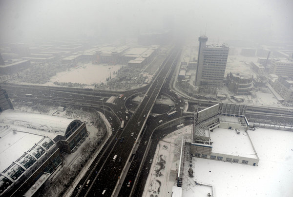 Photo taken on Nov. 13, 2009 shows heavy snow hits Shenyang, capital of northeast China&apos;s Liaoning Province, on Nov. 13, 2009. The heaviest snowfall this winter hit Liaoning Province since the afternoon of Nov. 12. [Xinhua]