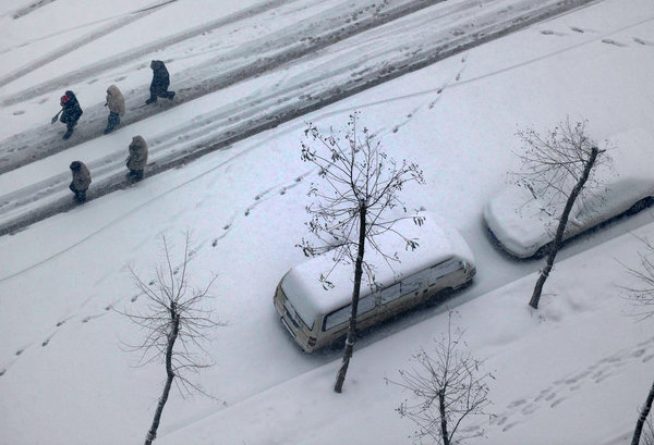 Vehicles are covered by heavy snow ni Shenyang, capital of northeast China&apos;s Liaoning Province, on Nov. 13, 2009. The heaviest snowfall this winter hit Liaoning Province since the afternoon of Nov. 12. [Xinhua]