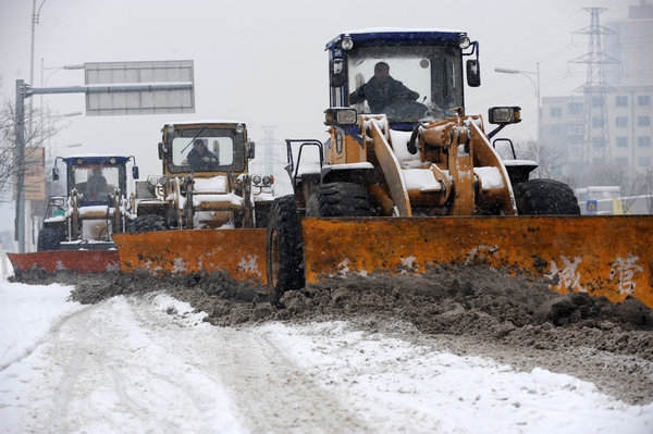 Staff workers clean snow in Shenyang, capital of northeast China&apos;s Liaoning Province, on Nov. 13, 2009. The heaviest snowfall this winter hit Liaoning Province since the afternoon of Nov. 12. [Xinhua]