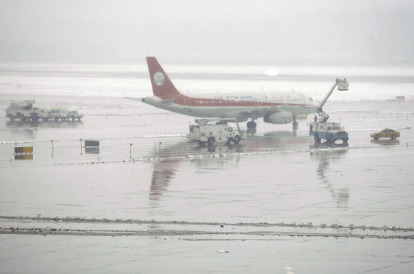 Planes are seen on the parking apron at Beijing Capital International Airport in Beijing, capital of China, November 12, 2009. Flights were delayed and passengers were stranded at the airport. [CFP]