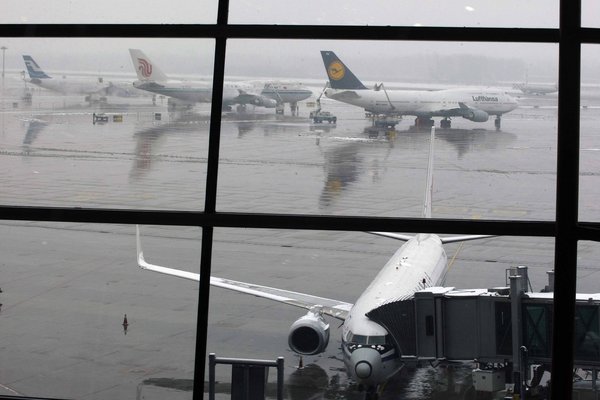 Planes are seen on the parking apron at Beijing Capital International Airport in Beijing, capital of China, November 12, 2009. Flights were delayed and passengers were stranded at the airport. [CFP]