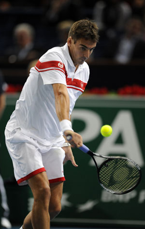 Tommy Robredo of Spain returns the ball to compatriot Rafael Nadal during their match in the Paris Masters tennis tournament November 12, 2009.(Xinhua/Reuters Photo) 