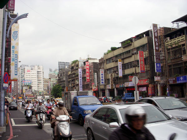 People in Taipei hurrying to their destinations in day. [Photo: CRIENGLISH.com]