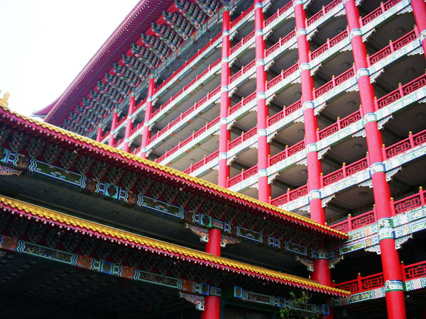 Yuan Shan Hotel is a beautiful red building for important visitors. [Photo: CRIENGLISH.com]