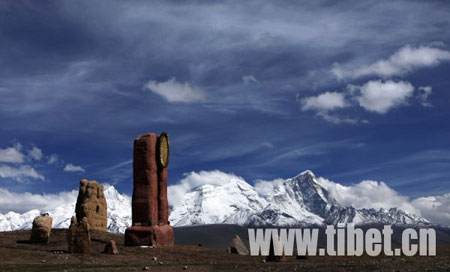 Photo shows the splendid landscape at the foot of snowy mountains under the blue sky and white clouds in Tibet Autonomous Region, southwestern China.(Photo: China Tibet Information Center) 