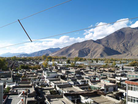 Tsedang County, the transport junction of south Tibet, is 191 kilometers far from Lhasa with a population of 17,000. It’s the centre of Yalong River Scenic Spot which is Tibet’s only state-level scenic spot. (Photo: People's Daily Online) 