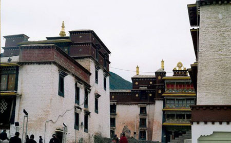 Chamdo is of great importance in east Tibet in history. It’s also part of the important transportation line for entering Tibet. There are two famous travel sites in Chamdo: Chamdo Temple and Karuo cultural relics. (Photo: People's Daily Online) 